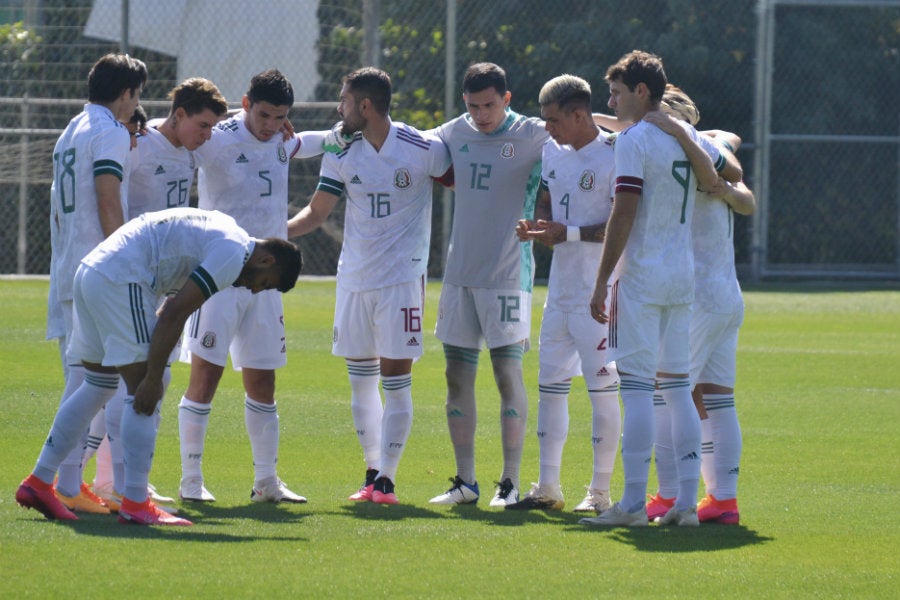 El delantero de las Chivas previo al juego con el Tricolor Sub 23 ante Cruz Azul