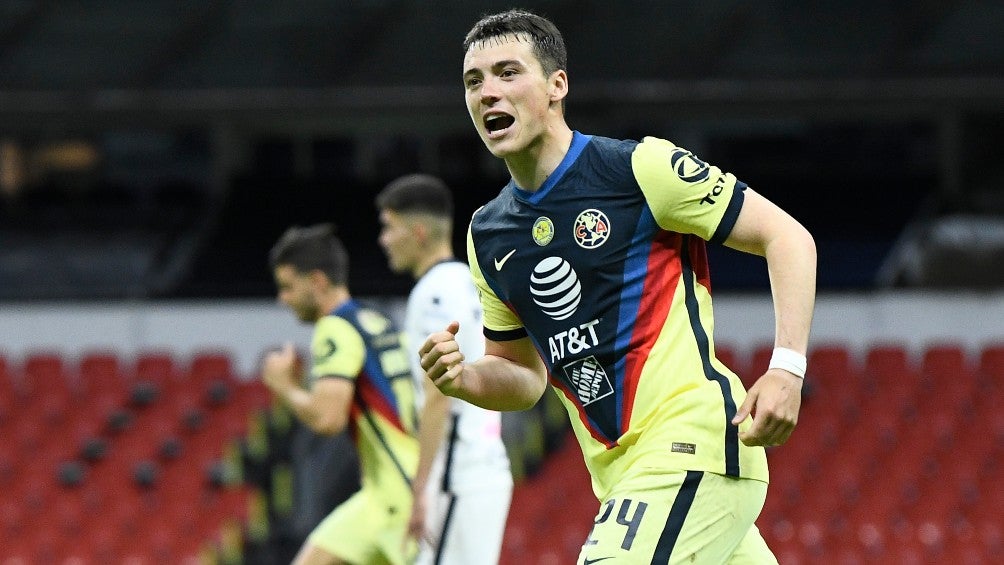 Federico Viñas celebrando un gol con América