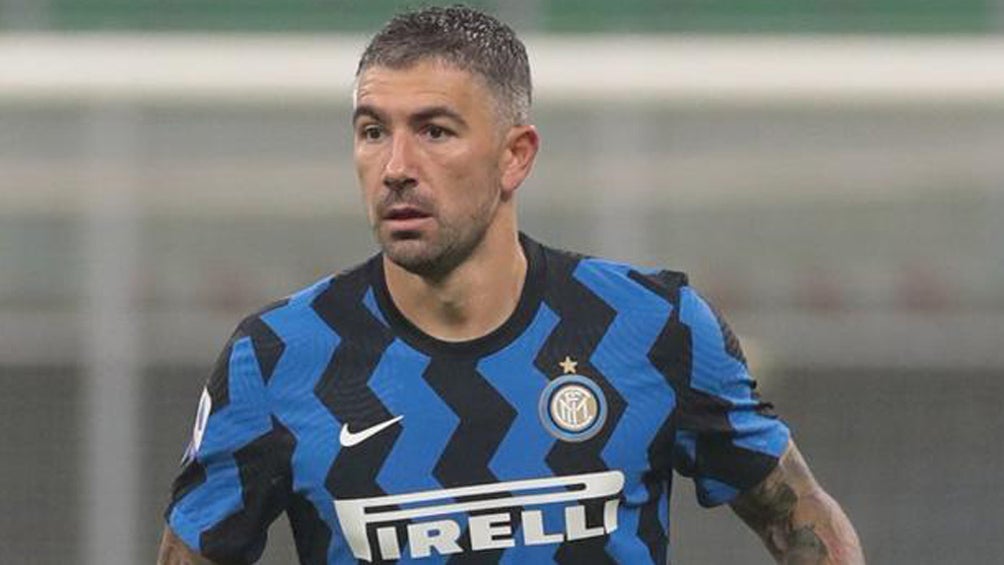 Aleksandar Kolarov durante un duelo con el Inter 