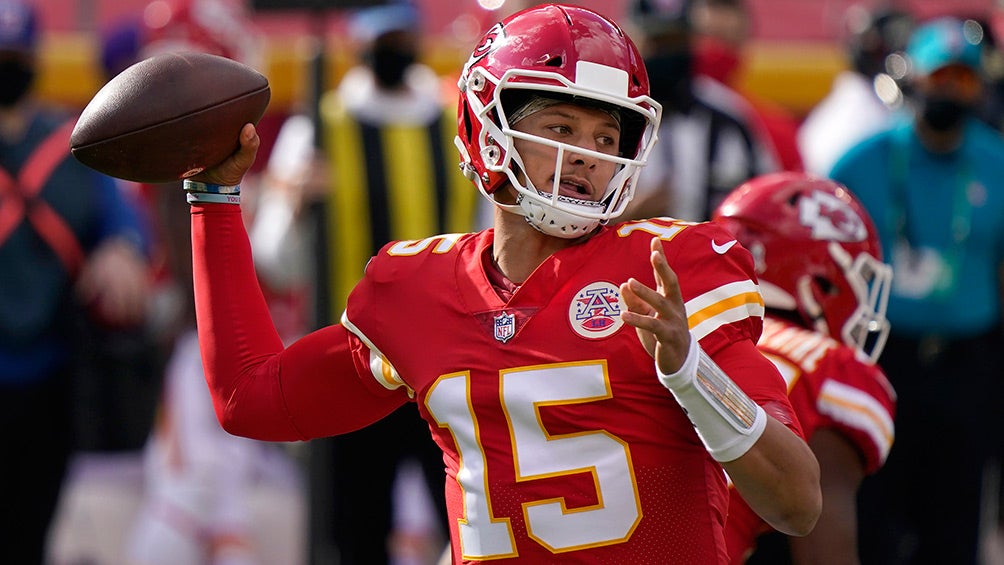 Mahomes prepara un pase