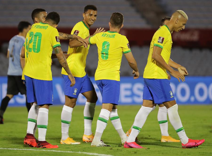 Arthur celebra su gol contra los charrúas