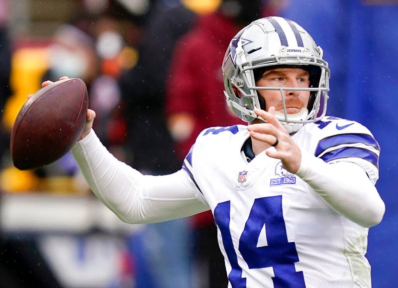 El quarterback de los Cowboys realizando un pase