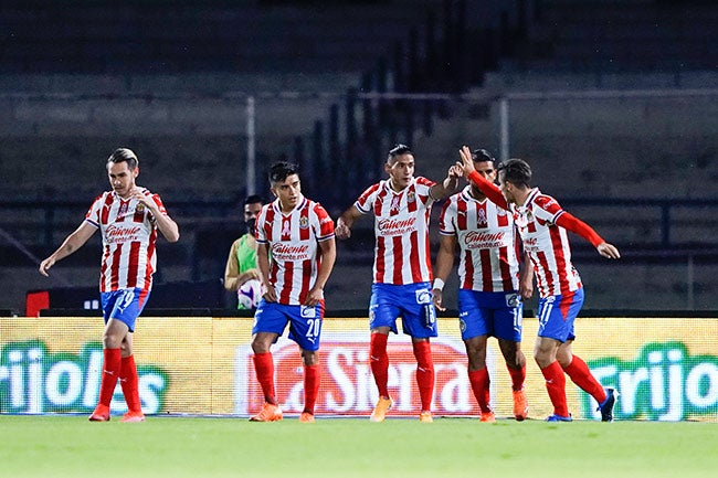 Jugadores de Chivas celebran un gol