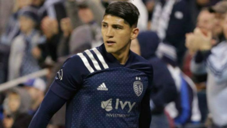 Alan Pulido en partido con Sporting Kansas