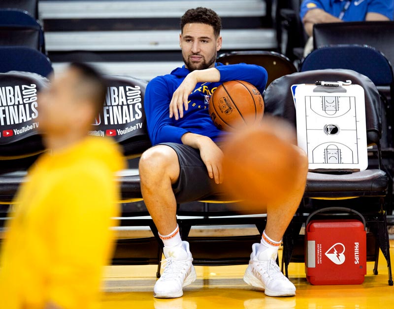 El base de Golden State observando un juego