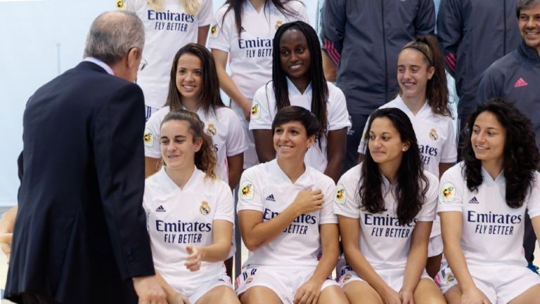 Jugadoras del Real Madrid Femenil en foto oficial 