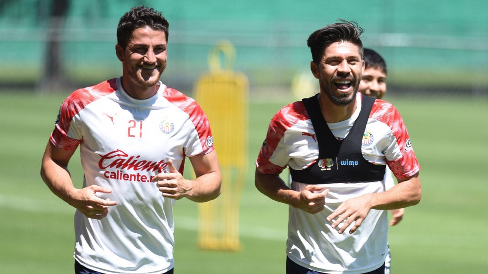 Hiram Mier y Oribe Peralta en un entrenamiento en Verde Valle 