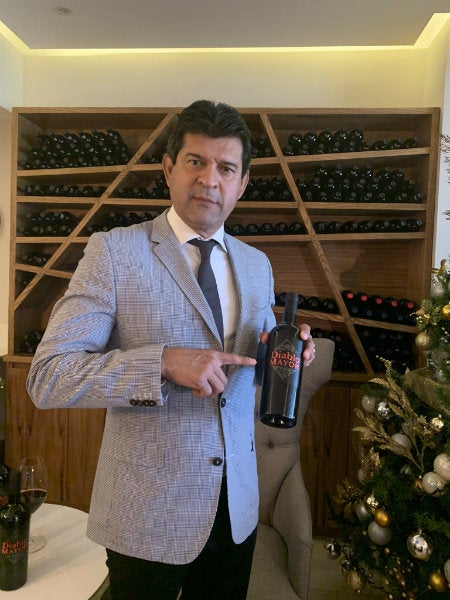 José Saturnino Cardozo con el vino 'Diablo Mayor'