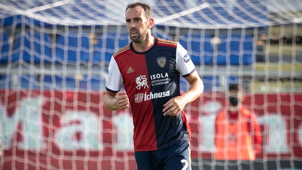 Diego Godín durante un duelo con el Cagliari  