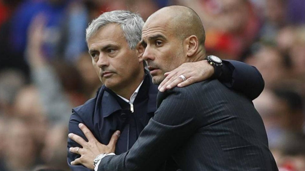 Mou en saludo con Guardiola