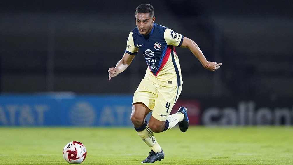 Sebastián Cáceres en un partido con América