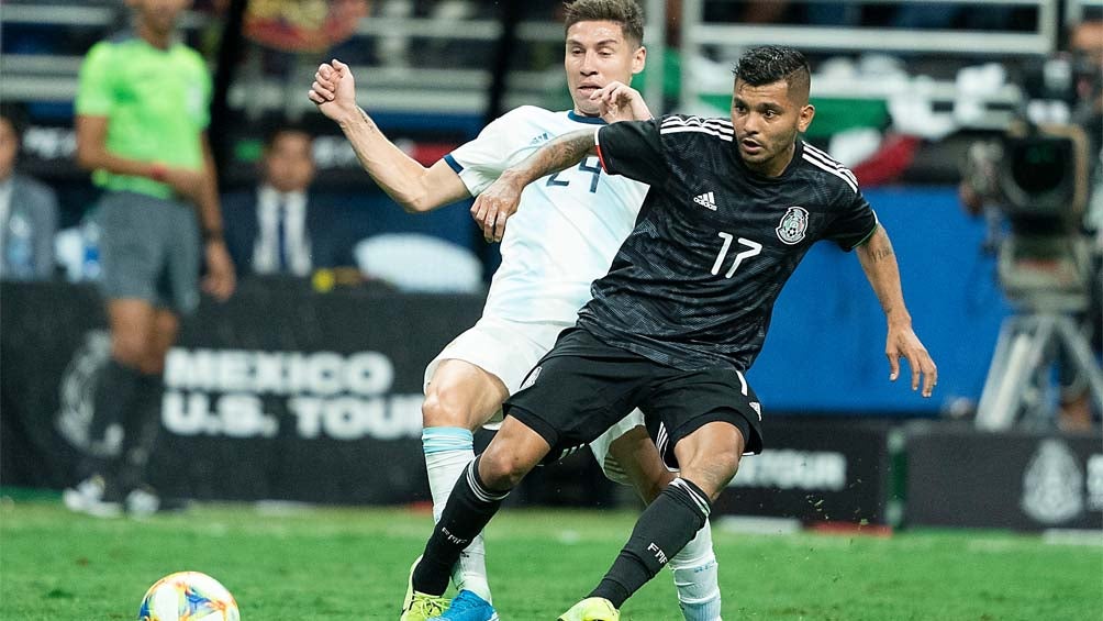 Tecatito Corona jugando con la Selección 