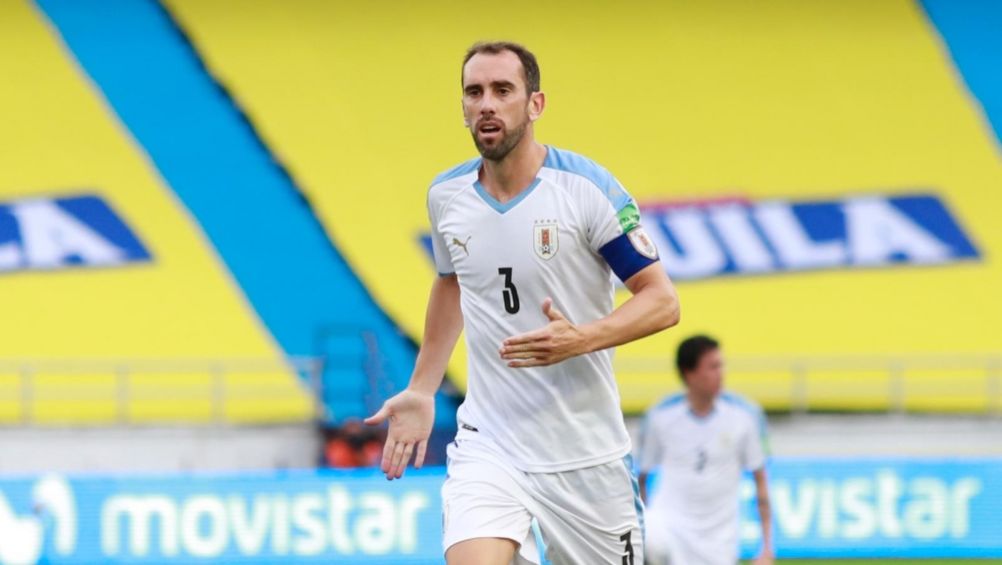 Diego Godín en un partido con la Selección Uruguaya