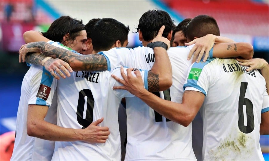 Jugadores de Uruguay festejando un gol conseguido ante Colombia