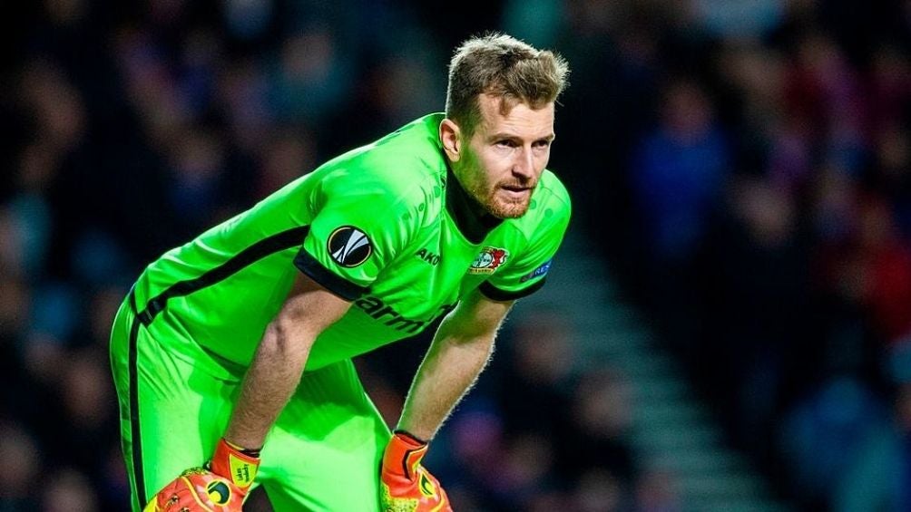 Lukas Hradecky durante un partido con el Bayer 