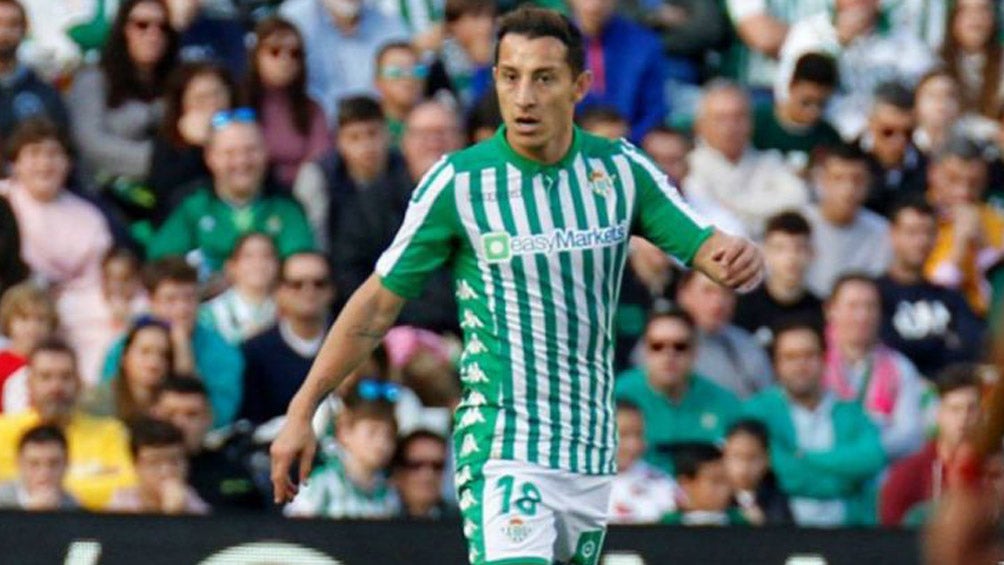 Andrés Guardado durante un duelo con el Betis 