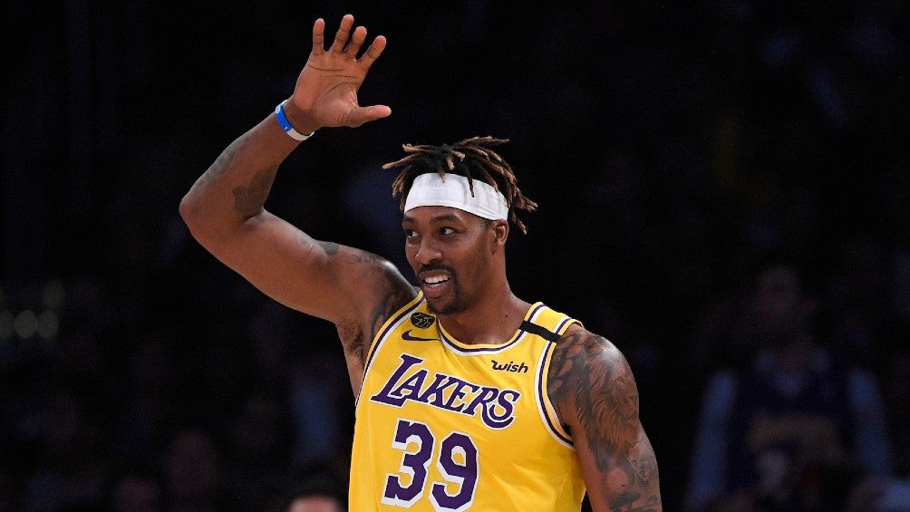 Dwight Howard durante un partido con Lakers