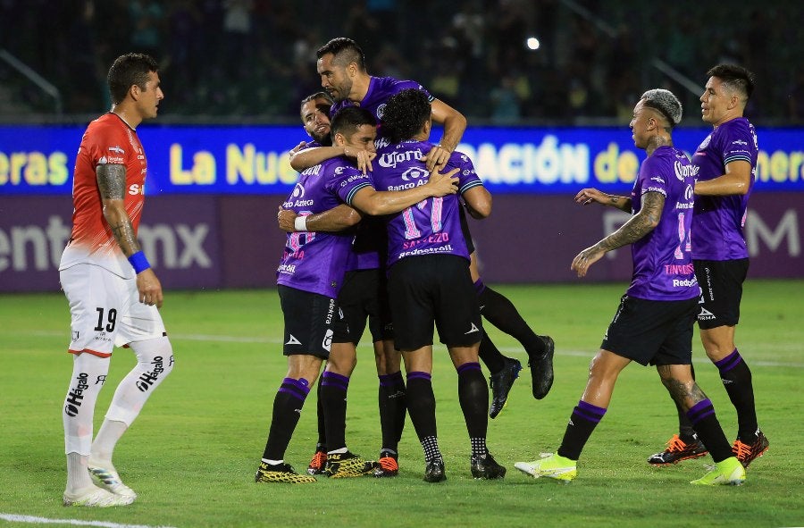 Jugadores de Mazatlán celebran un gol