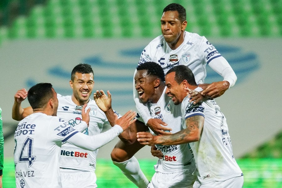 Jugadores del Pachuca celebran gol ante Santos