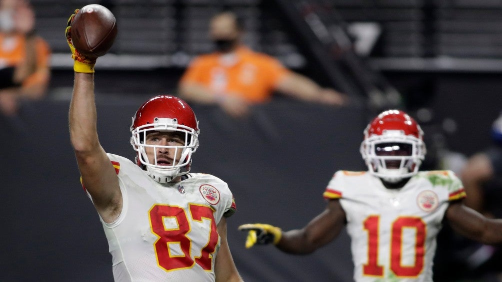 Kelce alza el balón del TD del triunfo