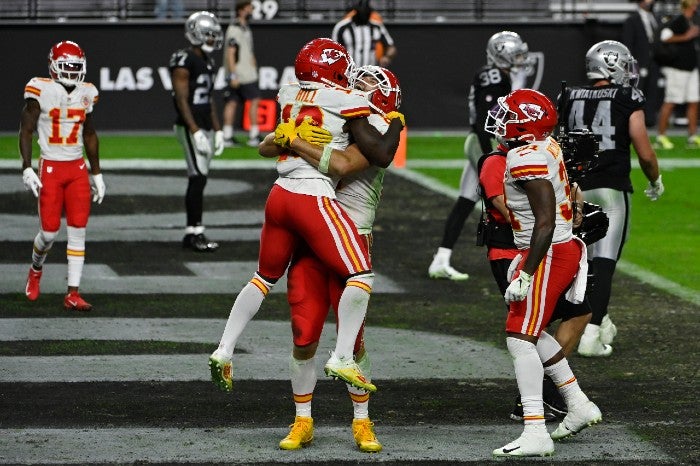 Jugadores de Chiefs se abrazan en un touchdown