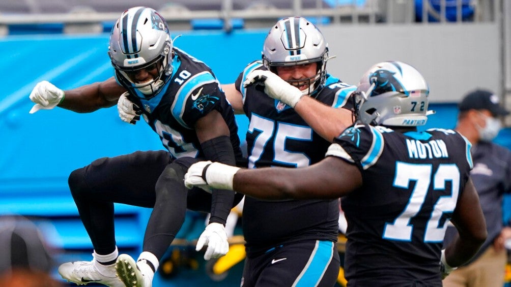 Jugadores de Panthers celebran TD vs Lions