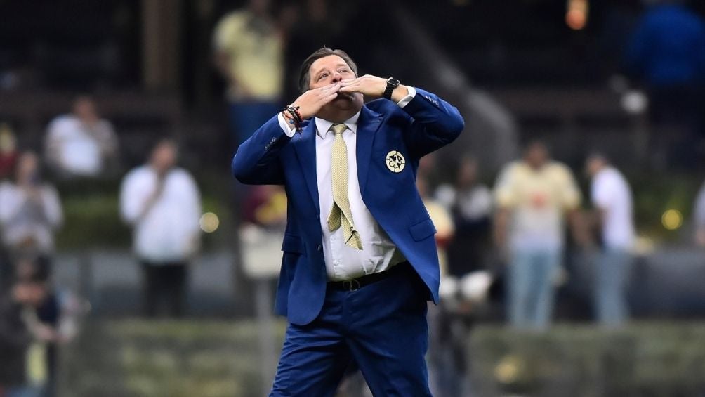 Miguel Herrera durante un partido de América 