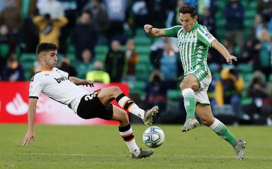 Guardado disputando el balón en duelo ante Valencia