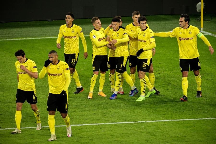 Jugadores del Dortmund celebran gol vs Brujas