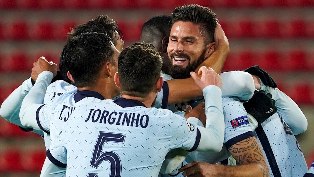 Jugadores del Chelsea celebran gol vs Rennes