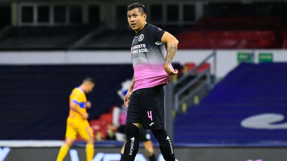 Domínguez durante un partido de Cruz Azul 