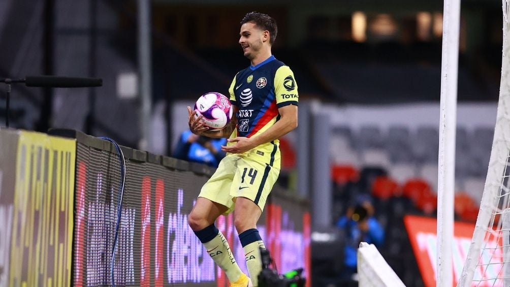 Benedetti en partido con América 