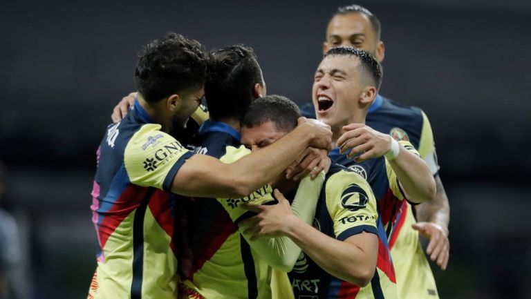 Jugadores de América celebran un gol 