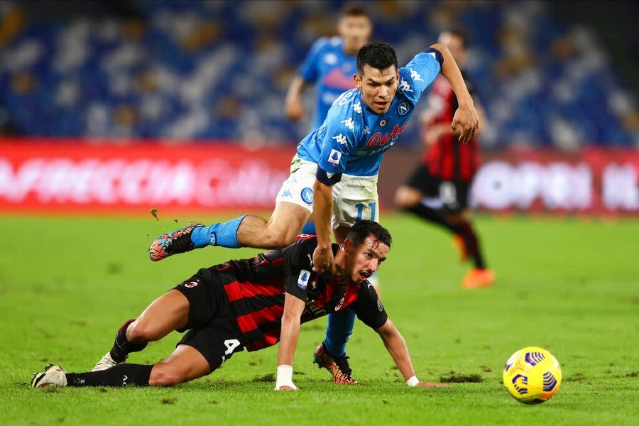 Hirving Lozano durante un partido con Napoli