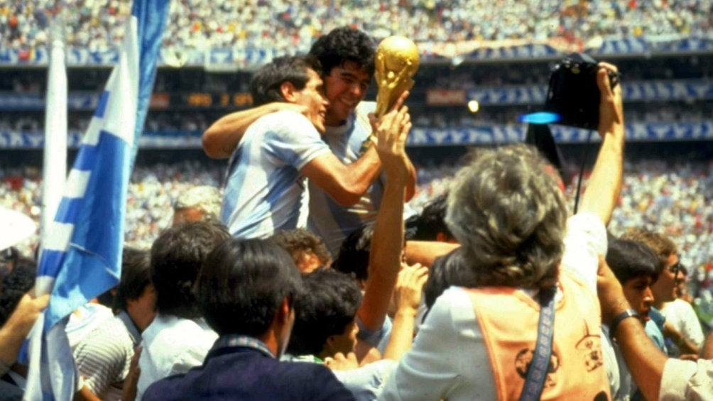 Diego Maradona levantando la Copa del Mundo