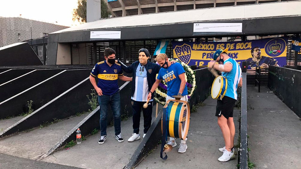 Aficionados, en el homenaje a Maradona en el Azteca