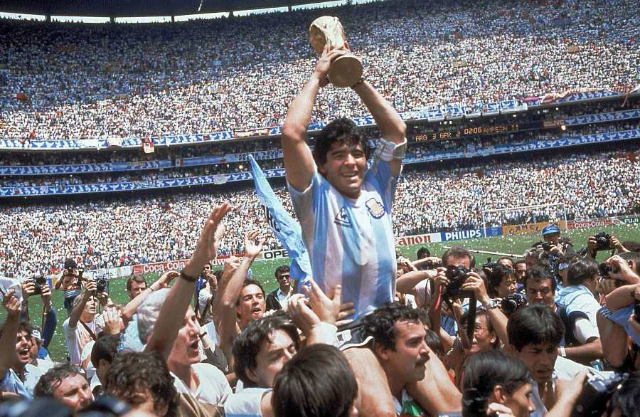 Diego Armando Maradona levantando la Copa del Mundo