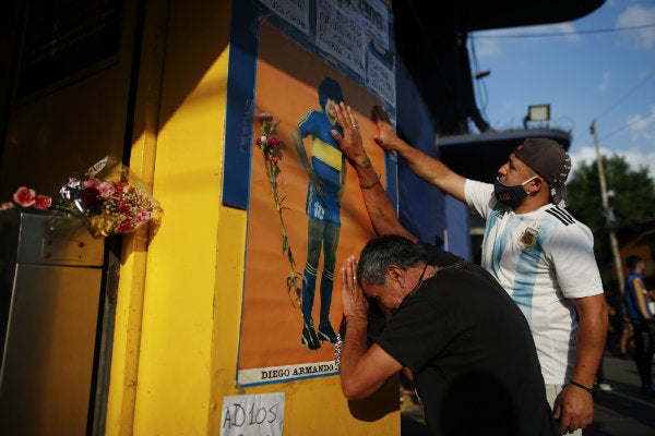 Aficionados de Boca a las afueras de la Bombonera