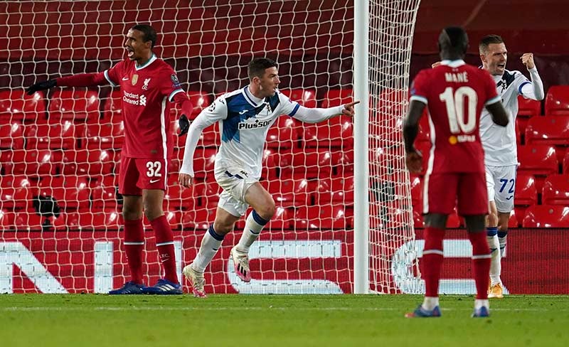 Robin Gosens festeja su gol en Anfield 