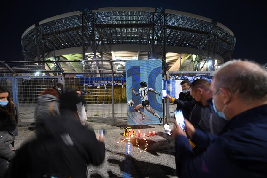 Estadio San Paolo tras la muerte de Maradona