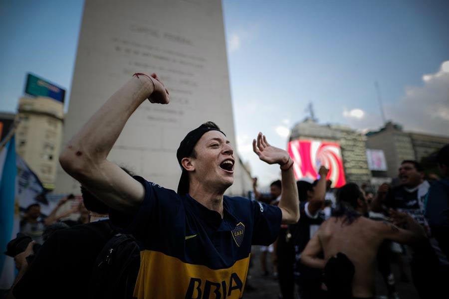 Hinchas de Boca recordando a Maradona en el Obelisco de Buenos Aires