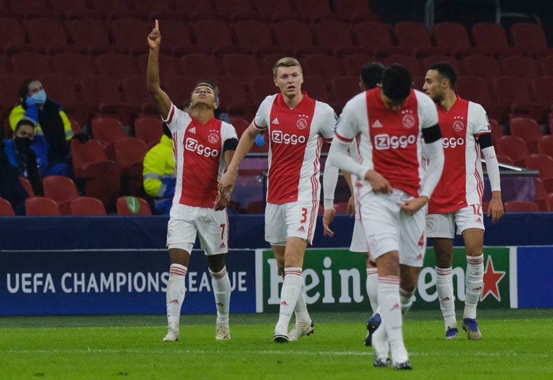 Jugadores de Ajax celebran un gol ante FC Midtjylland