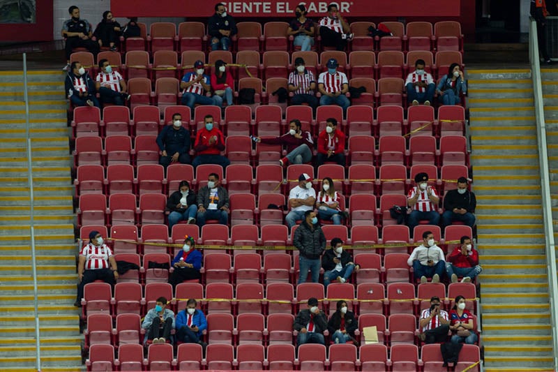 Fans presentes en el Akron con cubrebocas 