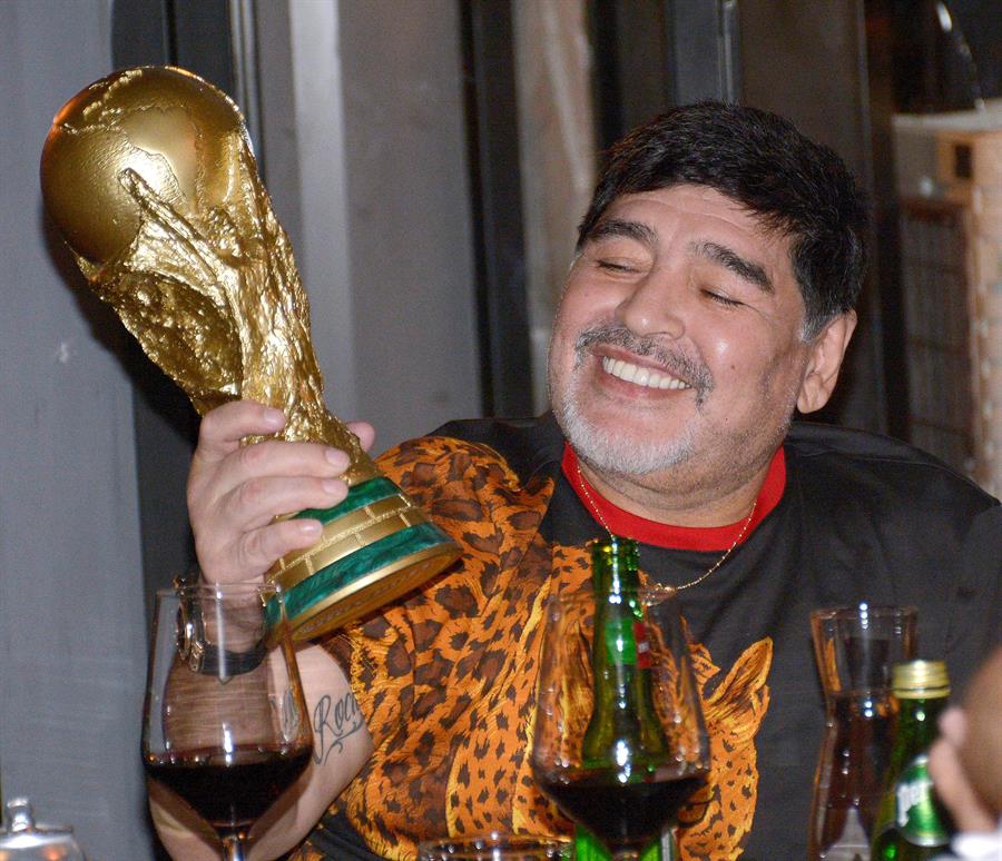 Maradona con la Copa del Mundo