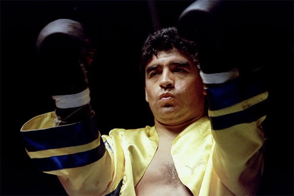 Diego Maradona con los guantes de boxeo