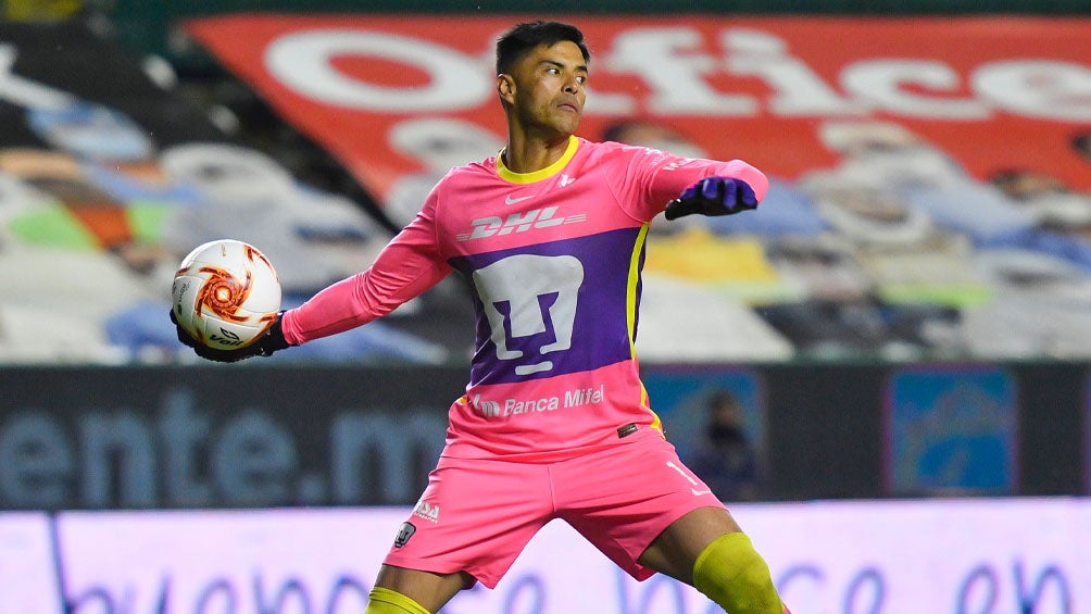 Alfredo Talavera durante un duelo con Pumas 