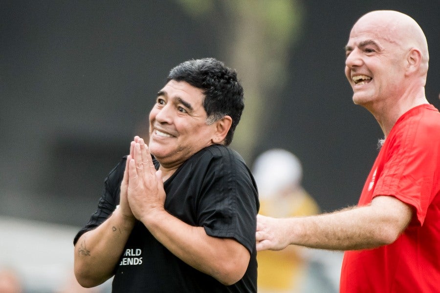 Diego Armando Maradona con Gianni Infantino