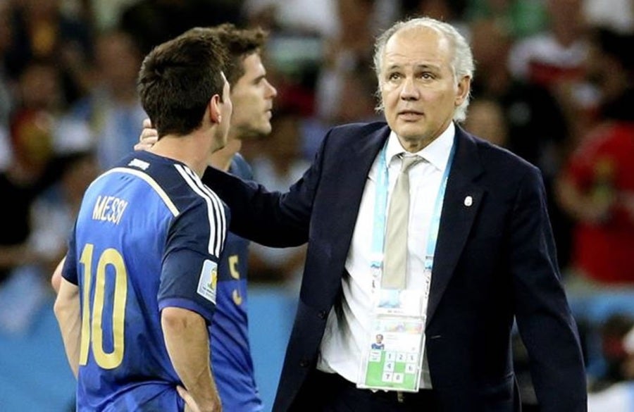 Alejandro Sabella consolando a Messi luego de la final del Mundial de Brasil 2014