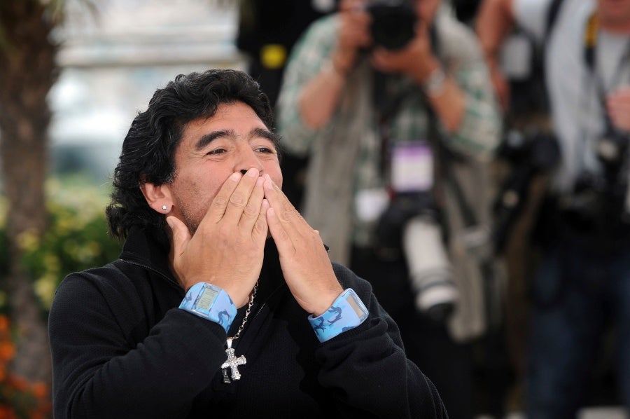 Diego Armando Maradona saludando a sus fanáticos