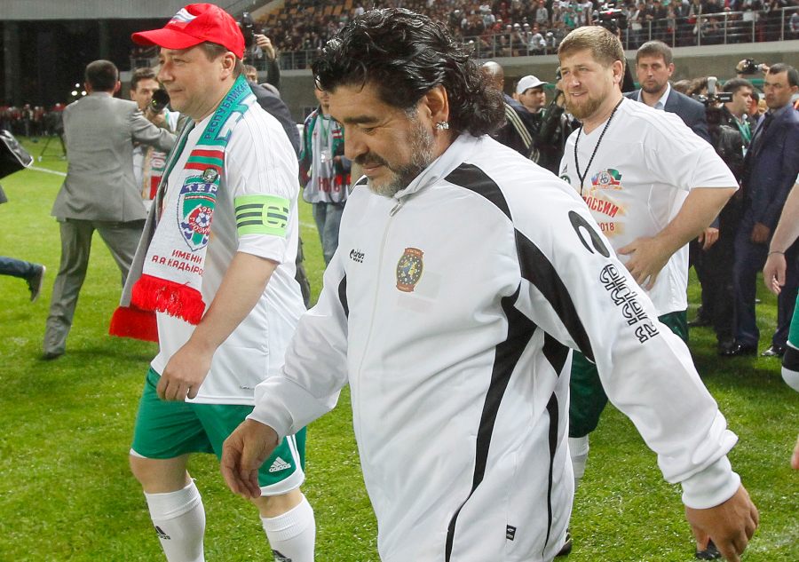 Diego Armando Maradona en un campo de futbol